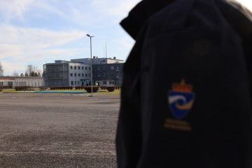 Fengselsbetjent i luftegård