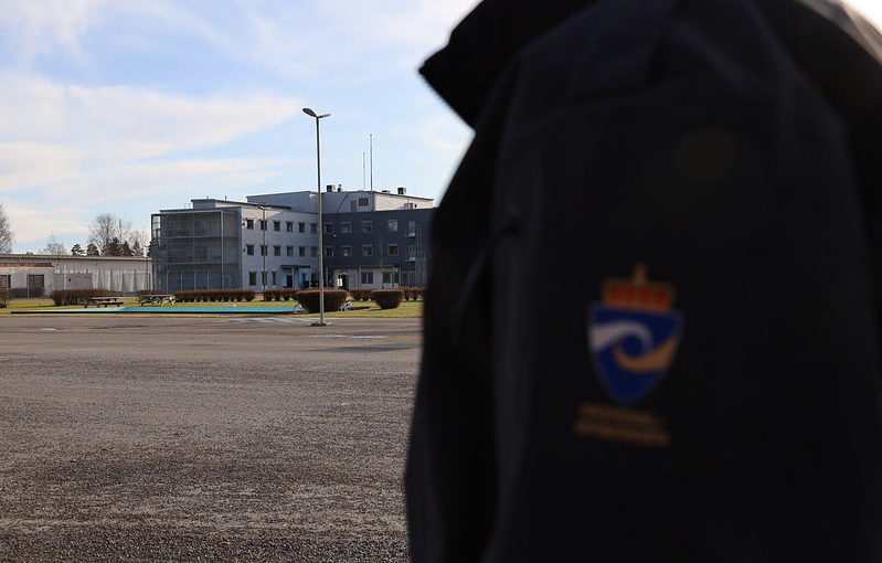 Fengselsbetjent i luftegård
